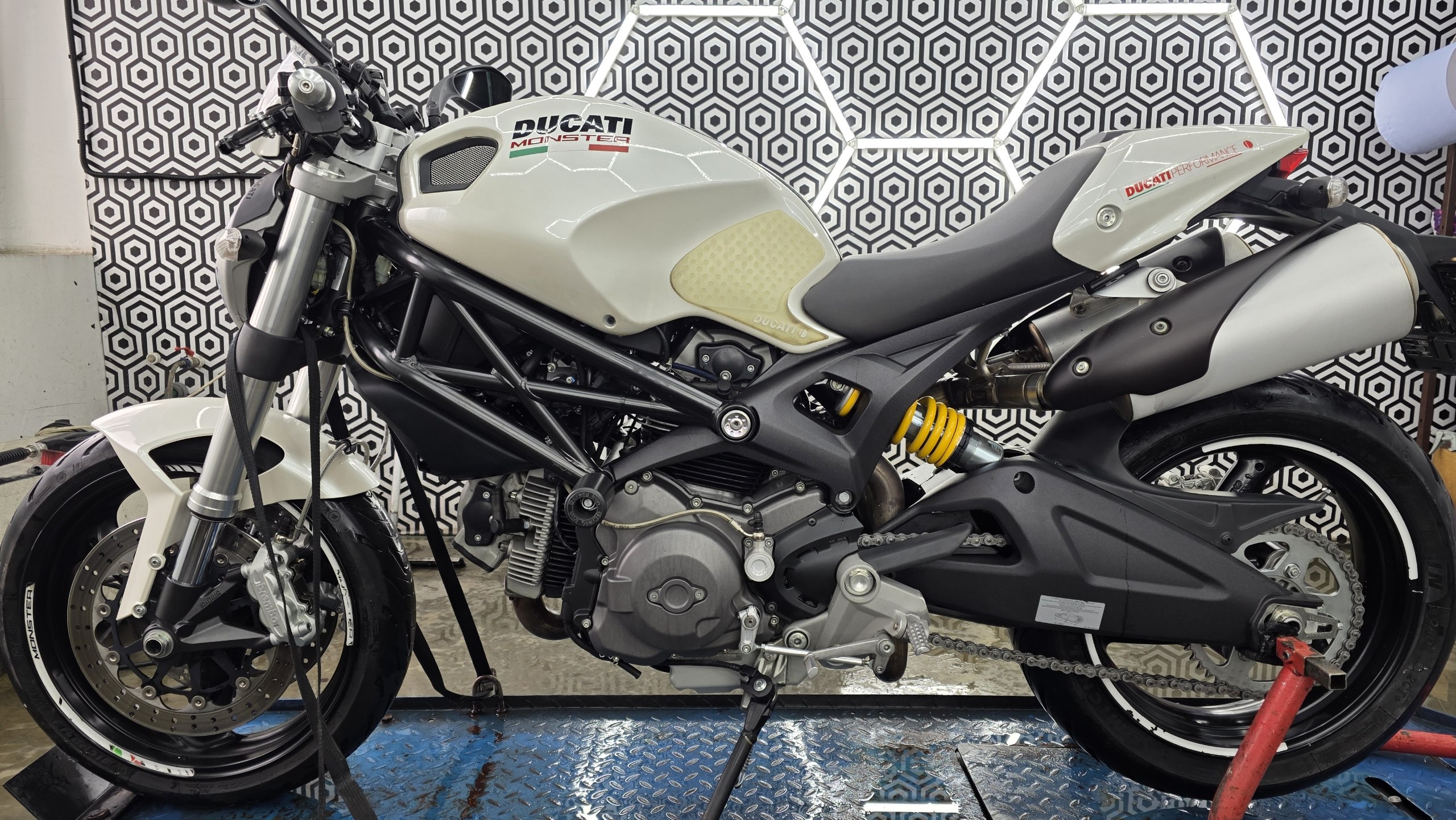 Детейлинг-мойка и обслуживание Ducati Monster 696 2010